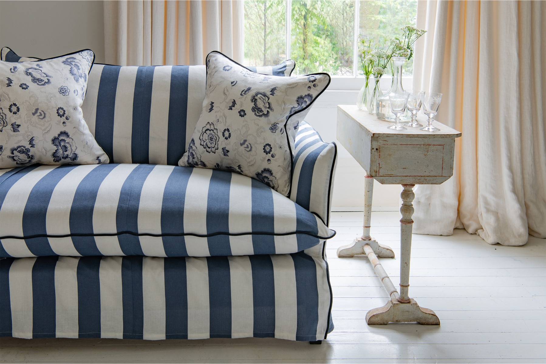 Cabbages and Roses Eleanor Loveseat Navy